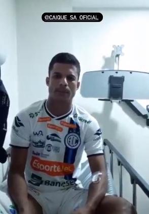 Após sair de ambulância, lateral do Confiança tranquiliza: “Está tudo bem”