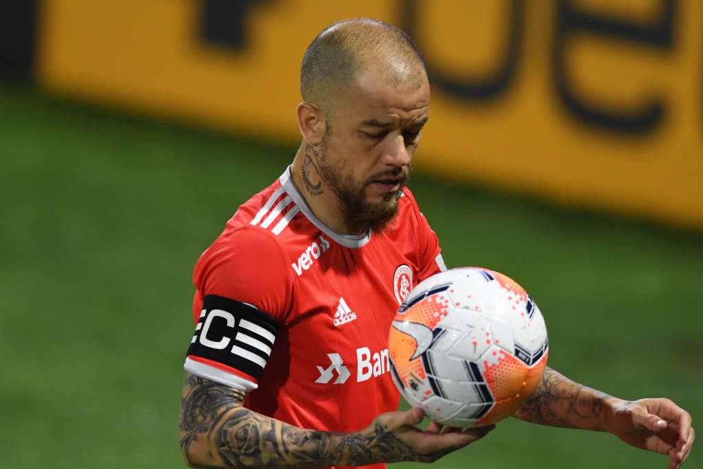 Meia comemora classificação na Libertadores, mas afirma que o Inter poderia ‘mais’