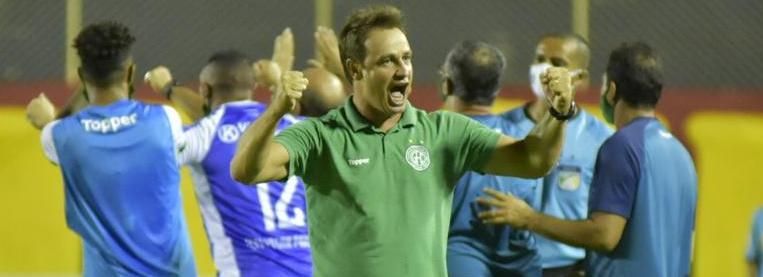 Felipe Conceição vibra com empate no final