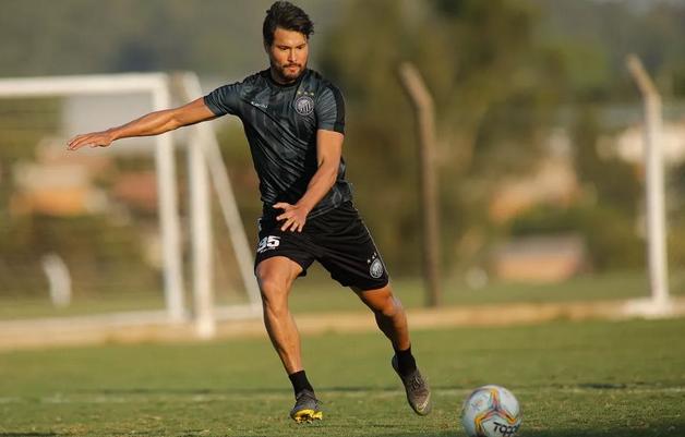 Meia testa positivo para Covid-19 e desfalca Operário contra a Chape