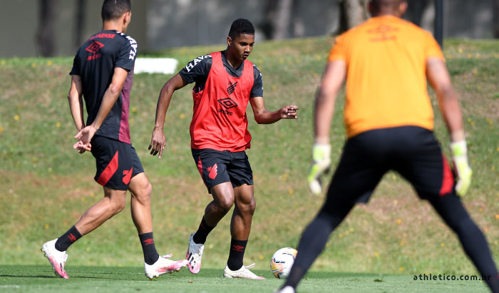 Athletico fica sem Paulo Autuori, mas terá meio time de reforços contra o Grêmio