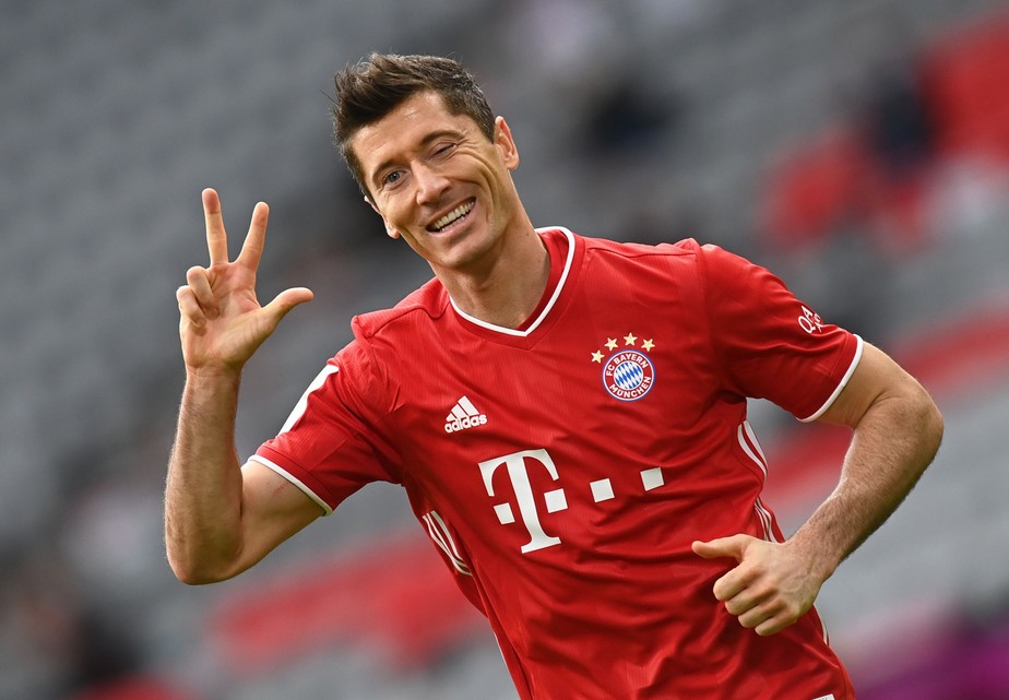 ALEMÃO: Lewandowski brilha com 3 gols e comanda goleada do Bayern de Munique