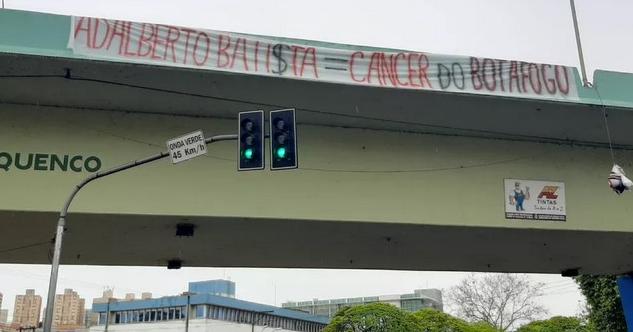 “Câncer, vendido, traíra”! Torcida de clube da Série B protesta pelas ruas