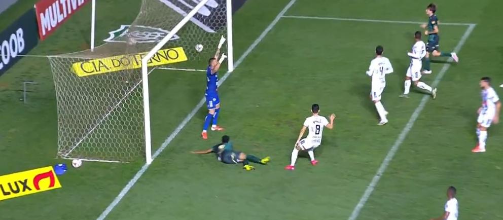 Clube da Série B marca gol no momento em que há queda de energia no estádio