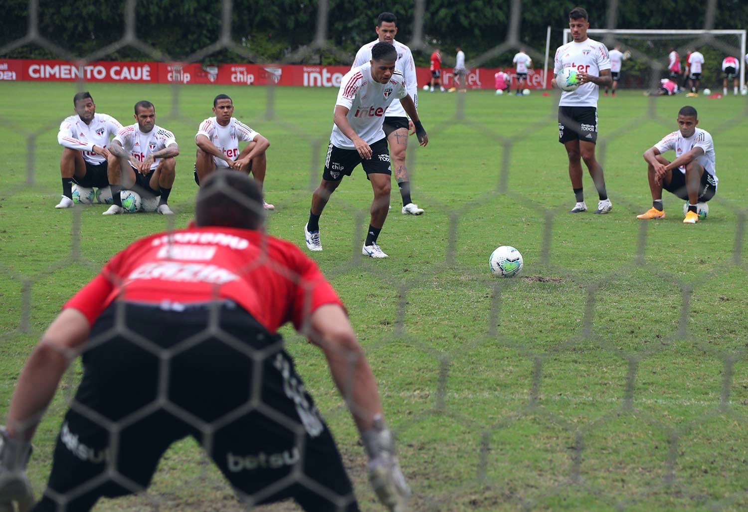 Luciano trabalha no campo e São Paulo treina pênaltis para jogo com Fortaleza