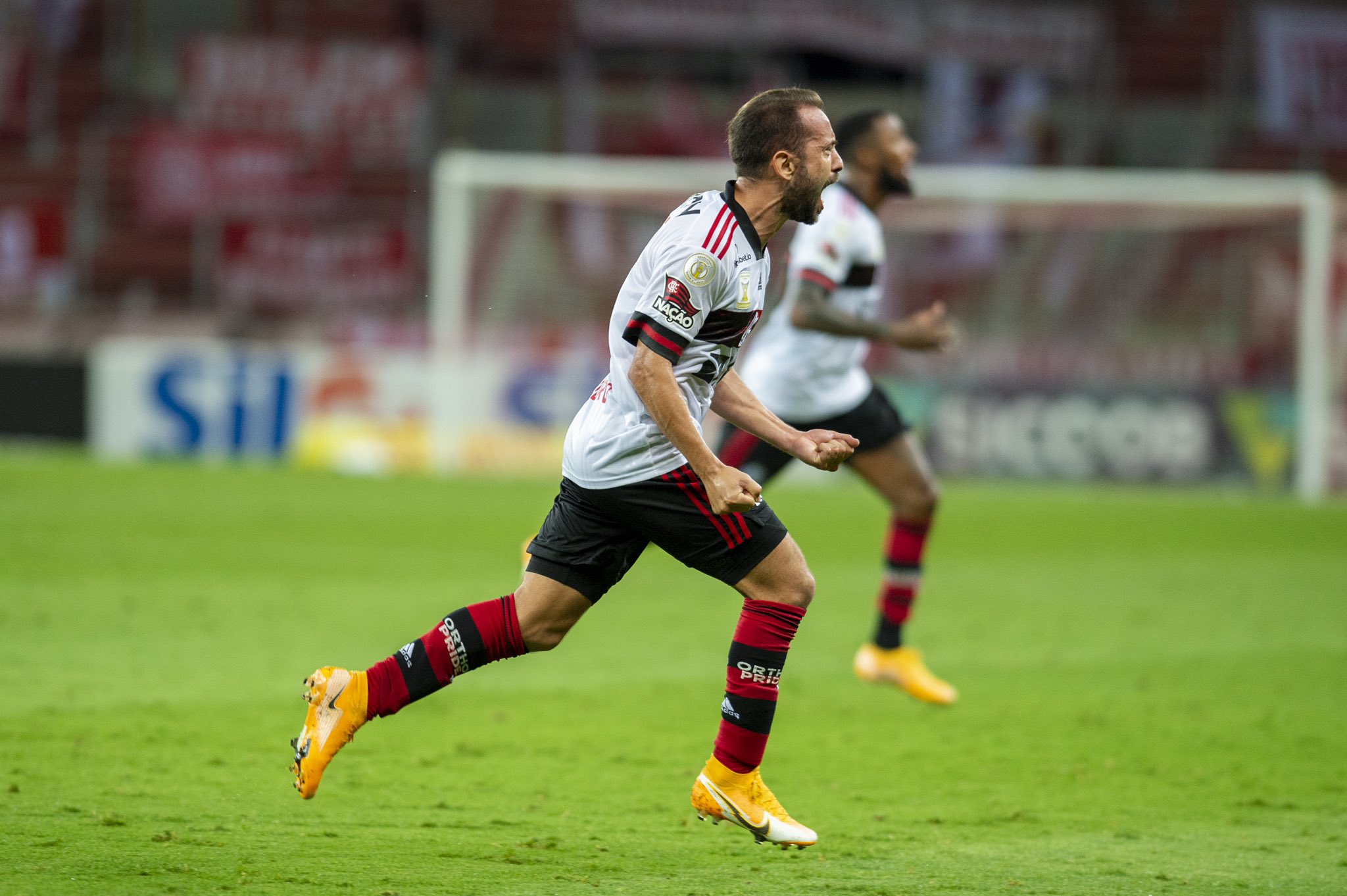 Éverton exalta empate do Fla e Domenec lamenta: “Perdemos dois pontos”