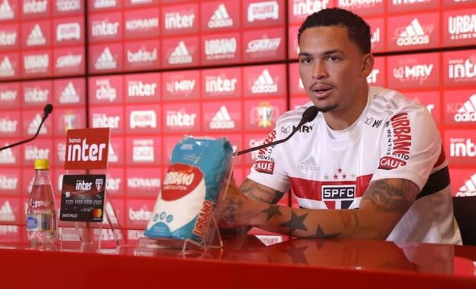 Atacante pede desculpas após se irritar com substituição no São Paulo: ‘Me excedi’