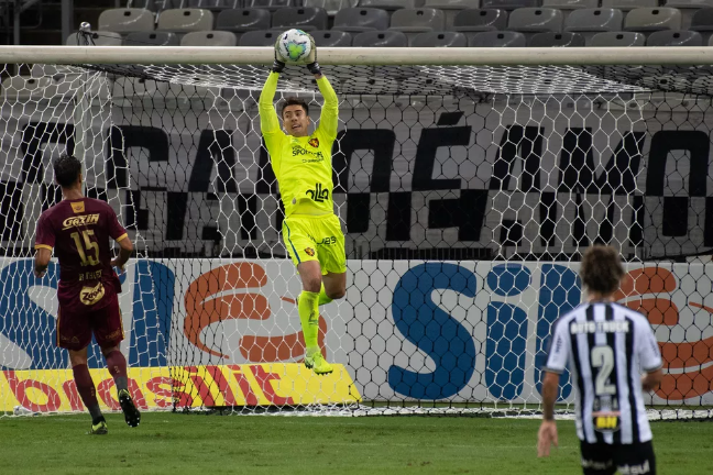 Goleiro do Sport comemora boa atuação contra o Atlético-MG