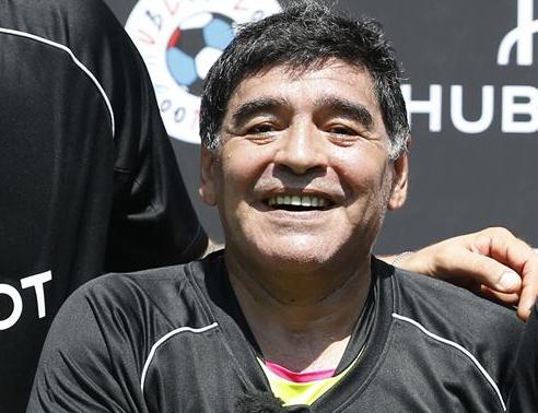Maradona provoca Inglaterra e elogia Messi e Cristiano Ronaldo
