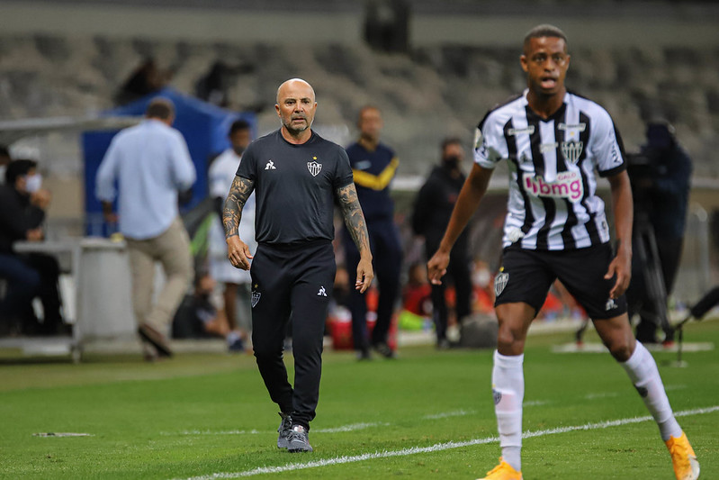 Time da Arábia Saudita tenta tirar técnico badalado do Brasileirão