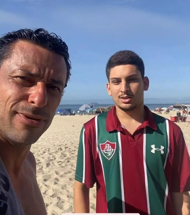 Para comemorar G4, Fred vai à praia e leva torcedores do Fluminense ao delírio