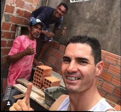 ​Jogadores do Sampaio Corrêa ajudam na construção da casa de massagista do clube