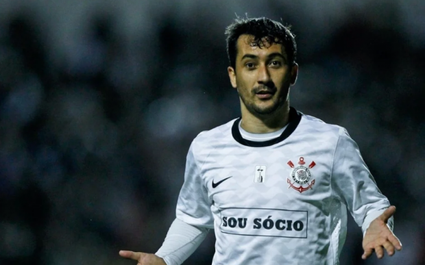 Douglas anunciou aposentadoria do futebol