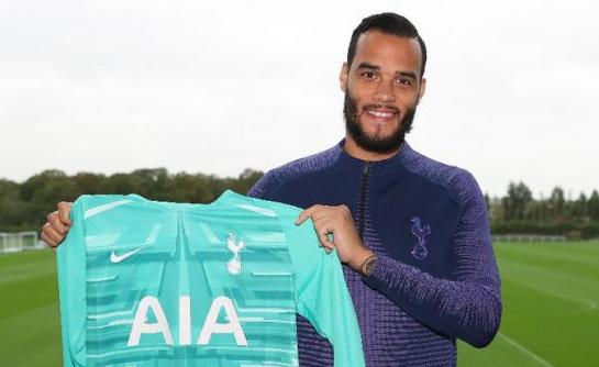 Aos 37 anos, ex-goleiro do Tottenham e da Seleção Holandesa anuncia aposentadoria
