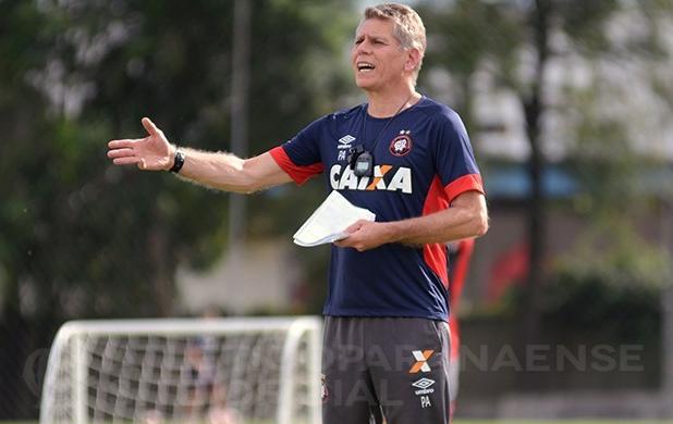 Cheio de dúvidas, Athletico-PR não terá ex-Corinthians na Copa do Brasil