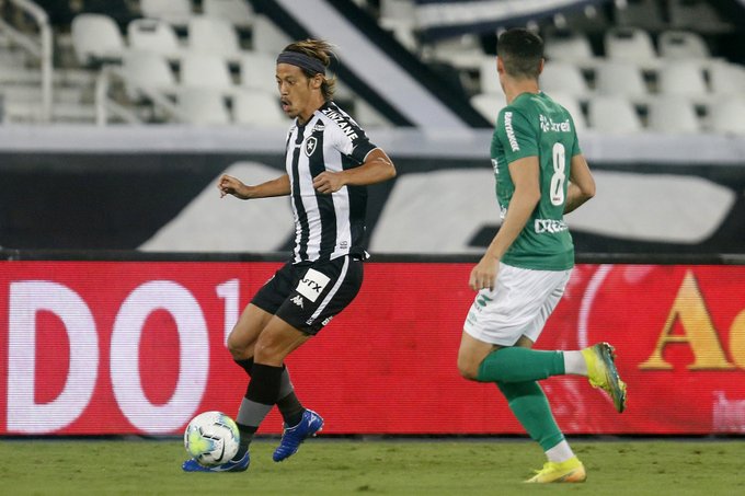 Ineficiência e erro de Honda atrapalham, mas Botafogo mantém fé em classificação