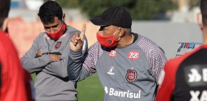 Há três jogos sem vencer na Série B, time à beira do Z4 anuncia saída de técnico