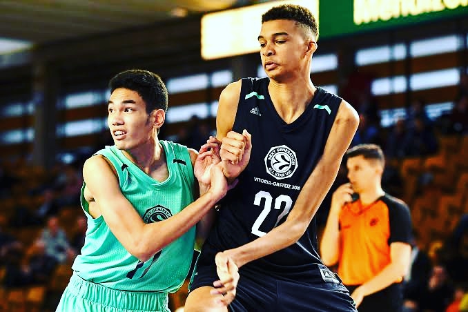 Jovem francês, de 16 anos e 2,18m, impressiona em treino com All-Star da NBA