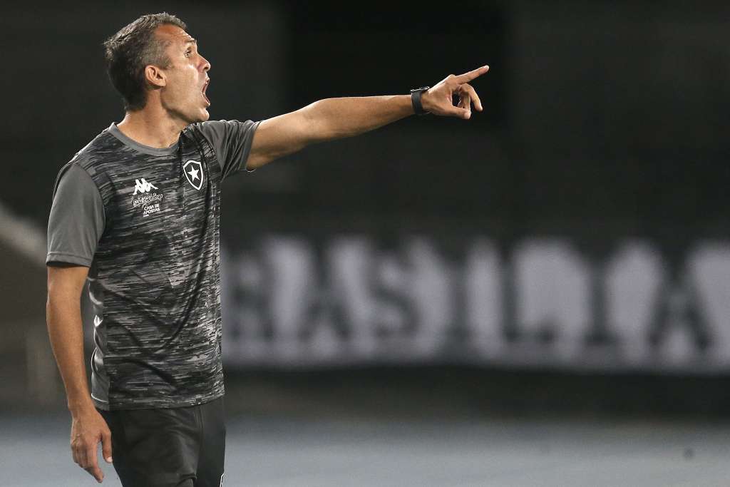 Botafogo anuncia demissão de treinador após derrota na Copa do Brasil