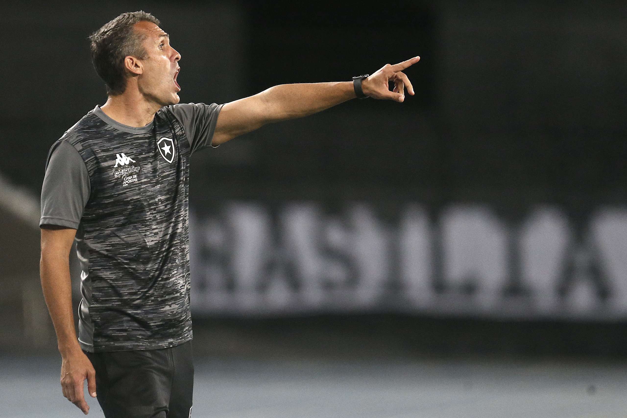 Botafogo anuncia demissão de treinador após derrota na Copa do Brasil