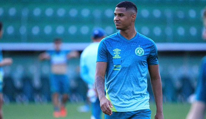 Chapecoense renova contrato com zagueiro: “Espero poder honrar esta camisa”