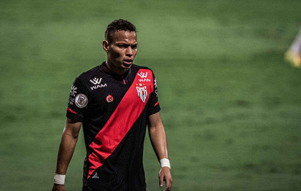 Atacante do Atlético-GO admite ter cavado pênalti e lamenta sobre VAR