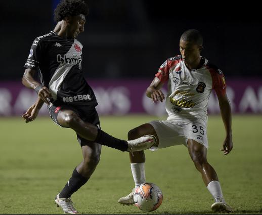 Vasco derrota o Caracas