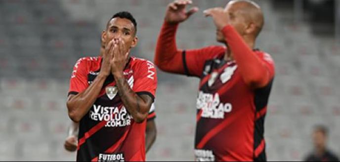 Hugo comemora depois de ter noite de estrela no Flamengo: ‘É um sonho para mim’