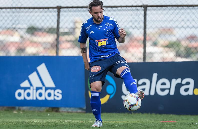 Livre da sanção da Fifa, Cruzeiro oficializa a contratação de ex-meia do Coritiba