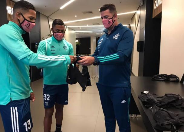 Recuperado de lesão, jovem lateral fica à disposição no Flamengo