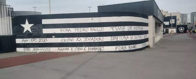 Torcida de clube do Brasileirão picha protesta: “Agora é ódio e porrada”