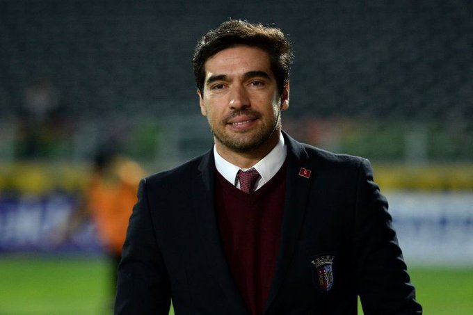 Na mira do Palmeiras, Abel Ferreira é estudioso, disciplinador e aposta na base