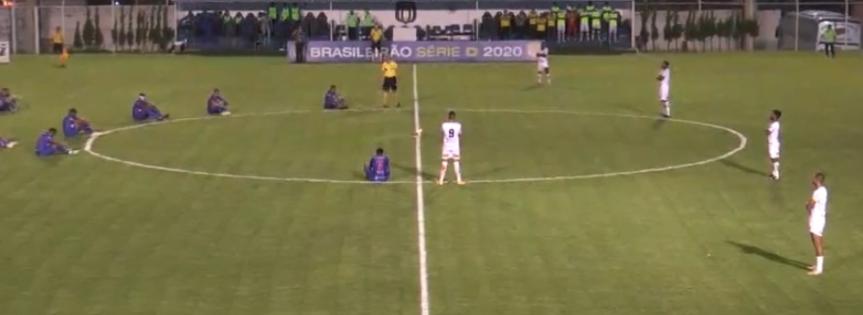 Jogadores do São Caetano sentaram no chão em protesto antes da partida contra o Novorizontino (Foto: Reprodução)
