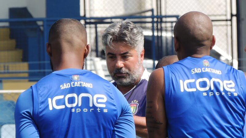 Ex-técnico de Santos e Ponte Preta viaja para negociar com o Botafogo