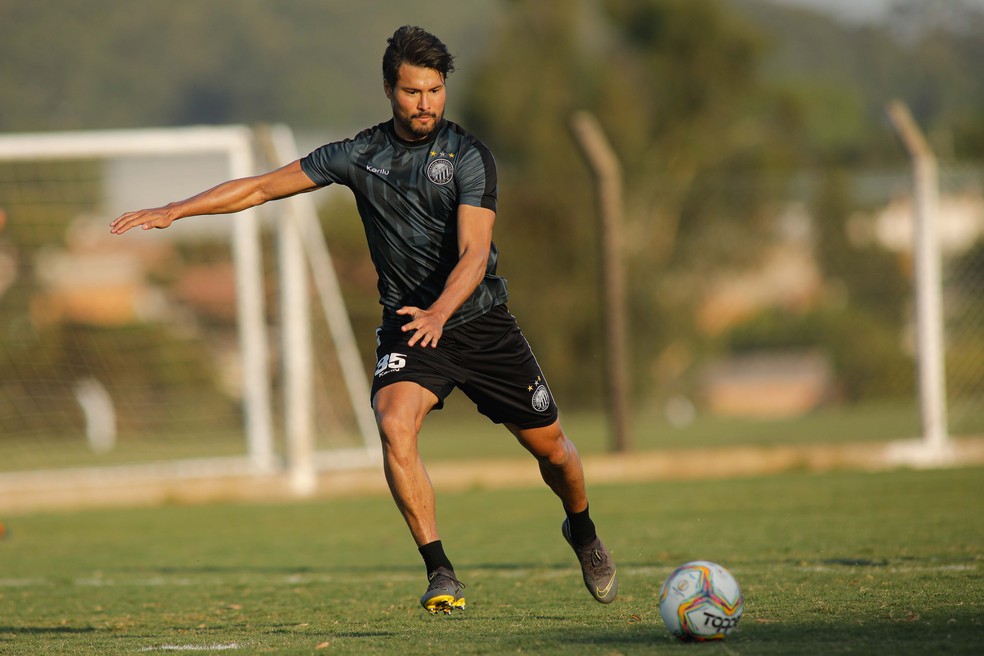 Ex-Vasco e Cruzeiro, meia de time da Série B é internado com covid-19