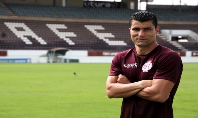 Copa Paulista: Ferroviária anuncia ex-lateral do Inter e mais dois