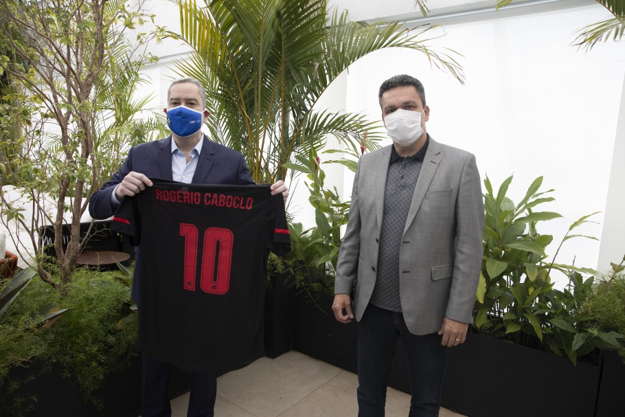 Presidente do Atlético-GO confirma busca por treinador e isenta auxiliar