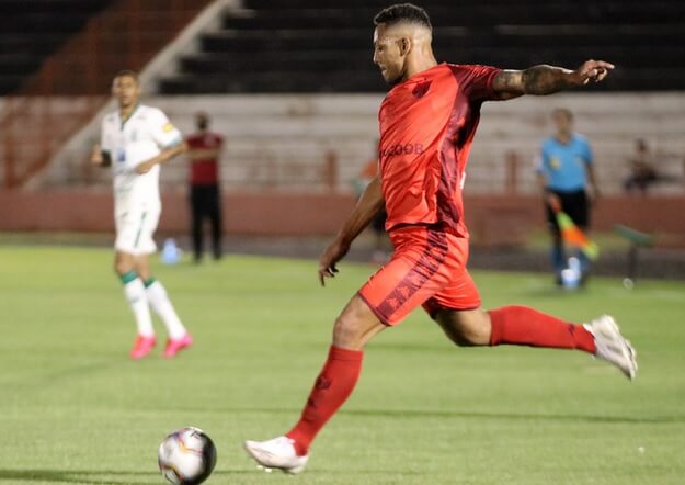 Série B: Técnico do Botafogo-SP defende atacante, mas deve colocá-lo na reserva