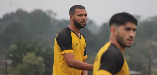 Zagueiro ex-Santa Cruz troca candidato ao acesso na Série C por lanterna da Série B