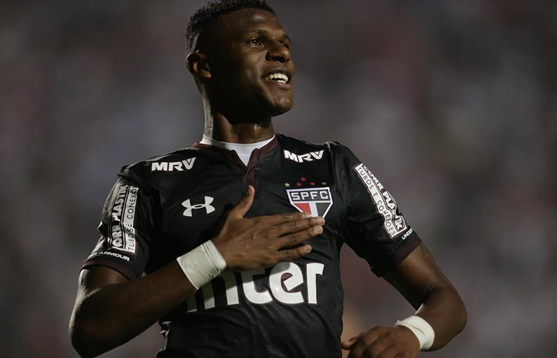 Zagueiro é multado pelo São Paulo após ser flagrado em baile funk sem máscara