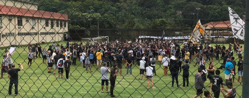 Antes de jogo contra Ceará, torcida do Botafogo protesta e invade sede