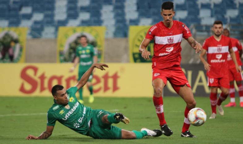 Mesmo caído, Elton marcou primeiro gol do Cuiabá