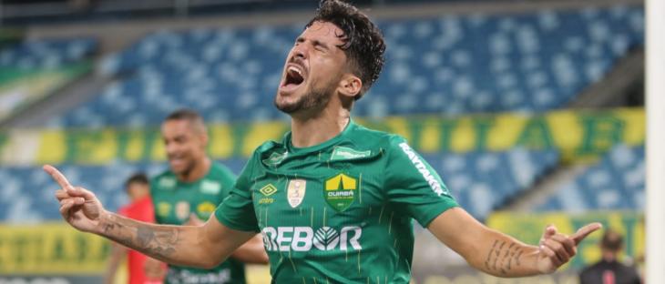 Marcinho marcou dois gols para o Dourado