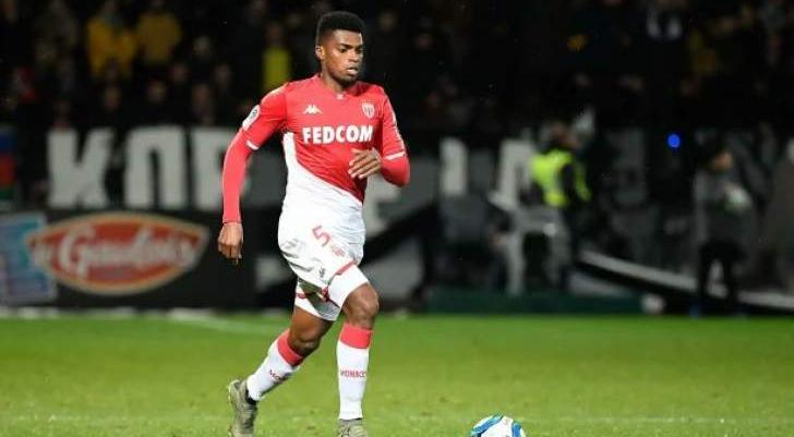 Sem jogar há nove meses, zagueiro encaminha acordo com o Corinthians