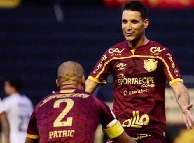 Thiago Neves marcou após cruzamento de Patric