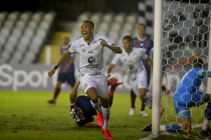 Jogadores do Santos festejam os gols e a vitória sobre o Bahia no Brasileirão