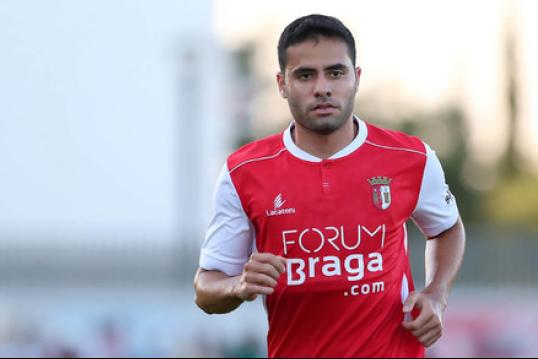 Impasse entre jogador e clube europeu impede chegada de meia ao Goiás