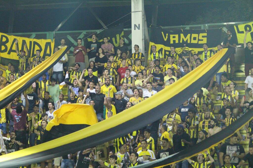 Torcedores rendem porteiro e invadem sede social de clube da Série C