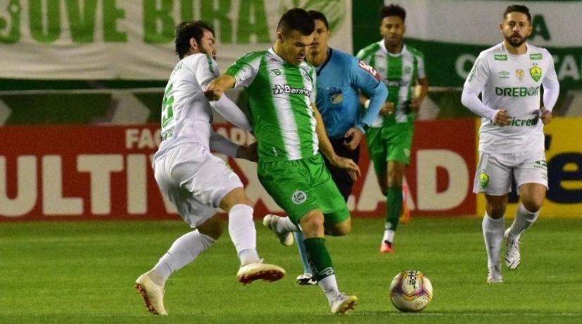 Ex-Cruzeiro, Flu e Vasco lesiona joelho e está fora da Série B