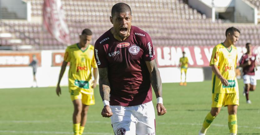 Tiago Marques deu a vitória à Ferroviária diante do Mirassol (Foto: Tiago Pavini/Ferroviária)